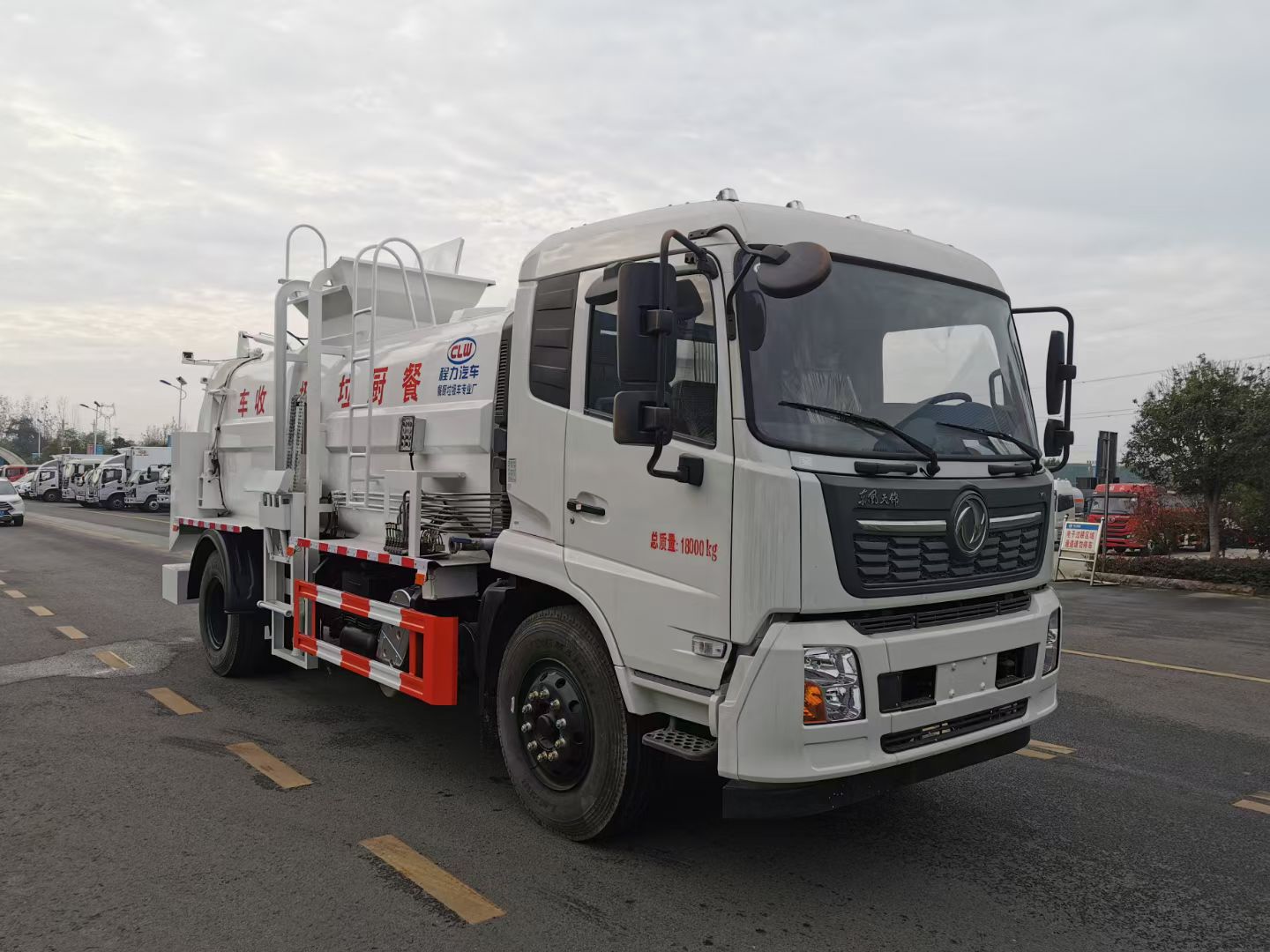 讓餐廚垃圾坐上“專車(chē)”餐廚垃圾車(chē)減量化無(wú)害化資源化
