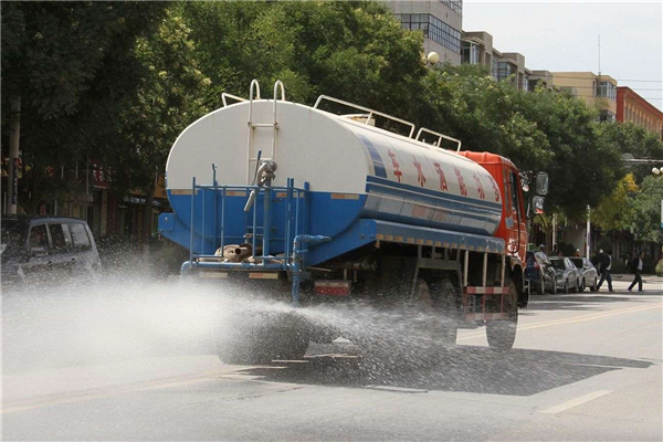 連續(xù)陰雨天氣，空氣濕潤路面潮濕，但為什么灑水車仍舊還要上路作業(yè)