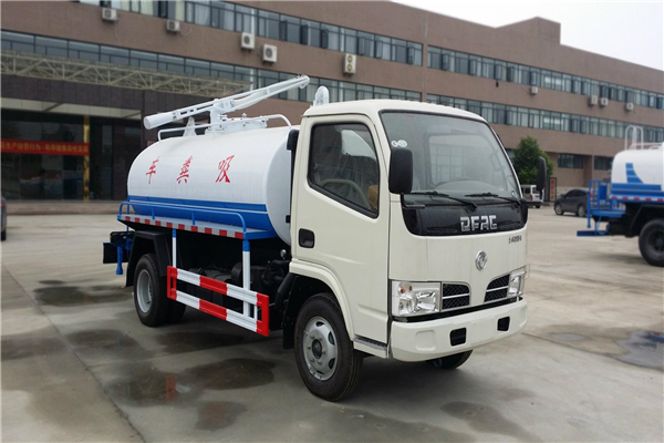 科學新農(nóng)村，普及推廣凱馬小型吸糞車，養(yǎng)豬養(yǎng)雞的樂了！