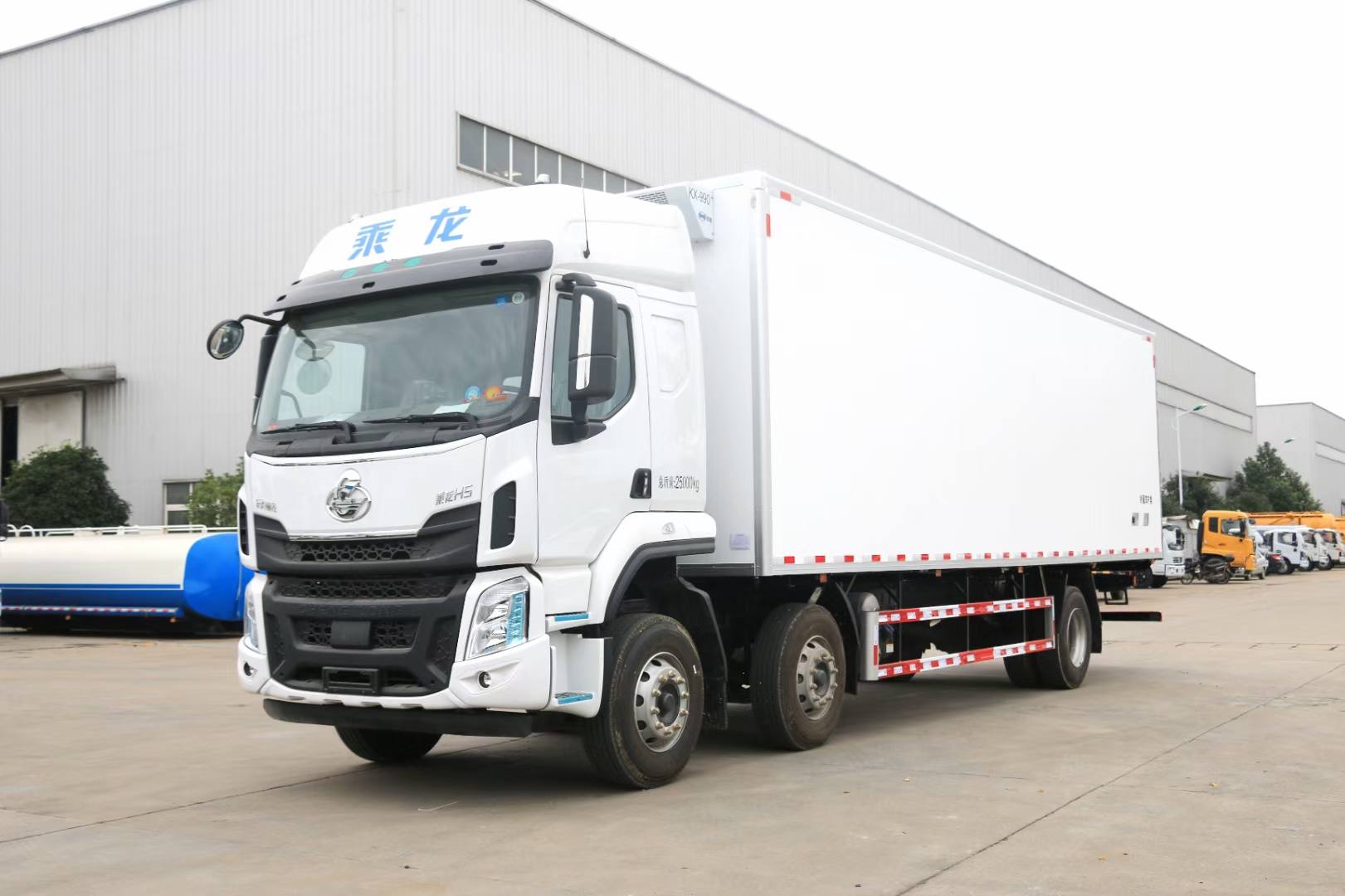 柳汽乘龍小三軸國(guó)六7.8米冷藏車(chē)