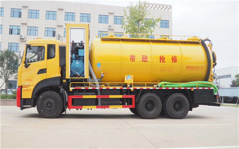 東風(fēng)天龍前四后八清洗吸污車適合用于下水道內(nèi)的淤積物的抽吸、裝運(yùn)和排卸