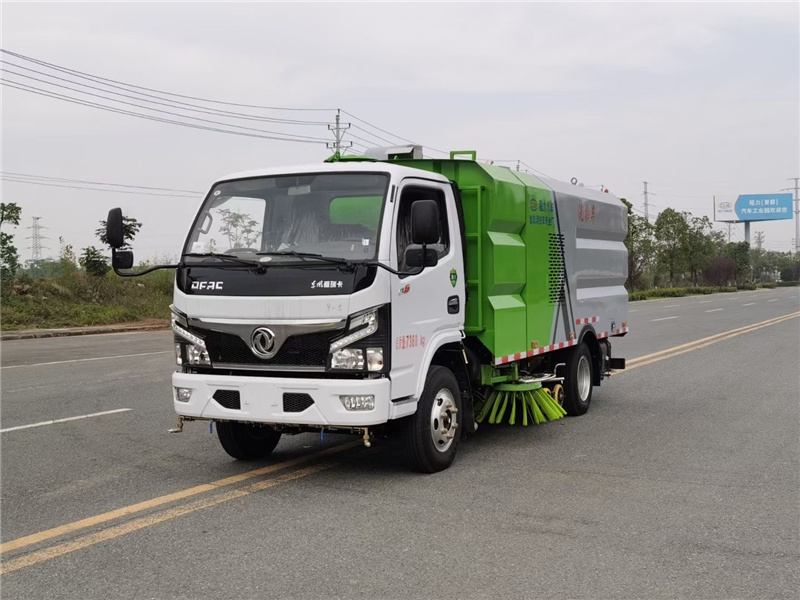 東風福瑞卡國六洗掃車有現(xiàn)車，駕駛室內一鍵控制，倒車及洗掃狀態(tài)室內監(jiān)視器