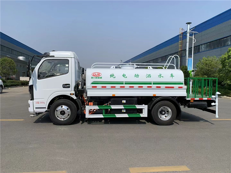 程力純電動(dòng)灑水車助力城市環(huán)衛(wèi)，隨著藍(lán)天保衛(wèi)戰(zhàn)的推進(jìn)，環(huán)保治理的深入，城市對(duì)于優(yōu)質(zhì)灑水車的需求不斷擴(kuò)大