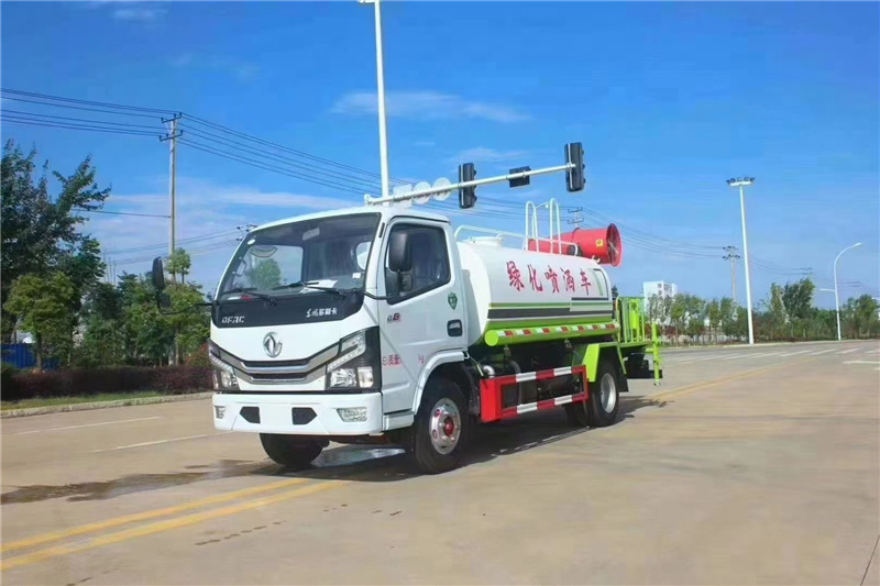 國六5噸霧炮車工地噴霧降塵，廣告牌清洗和公路綠化帶的澆灌、噴藥滅蟲作業(yè)一車多用