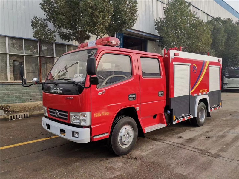 程力水罐消防車遠(yuǎn)程消防帶PS20消防炮，射程45米滅火效率高，可疾速火場(chǎng)展開滅火戰(zhàn)役，撲救種種，是理想的消防配備