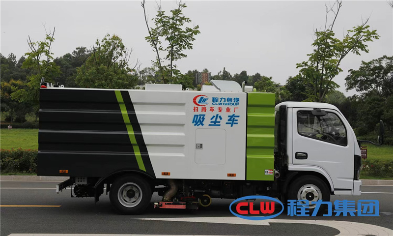 多功能全吸式掃路車是采用技術(shù)研制的新產(chǎn)品又名吸塵車，本產(chǎn)品可有效減少粉塵污染，提高空氣質(zhì)量，降低空氣中可吸入顆粒物的含量