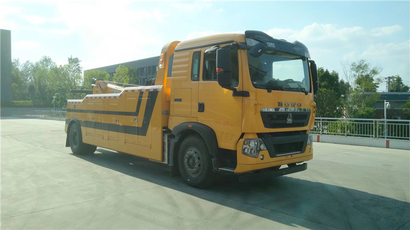 程力清障車現(xiàn)車：國(guó)六豪沃單橋拖吊連體清障車已通過(guò)國(guó)家強(qiáng)制性認(rèn)證證書，排放標(biāo)準(zhǔn)達(dá)到國(guó)家環(huán)保要求
