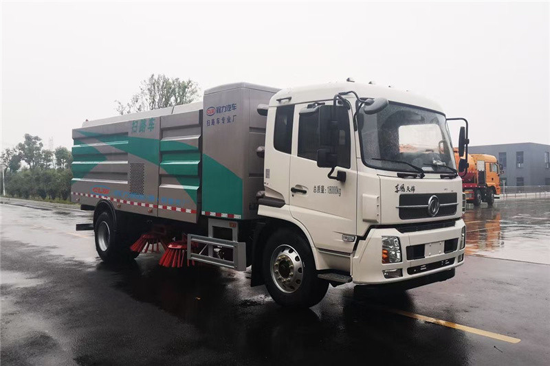 東風途逸純電動掃路車用車成本低，零污染環(huán)保的專業(yè)掃路車