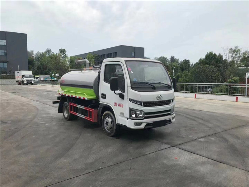 福田時代吸糞車色彩亮麗廣泛適用于各個場合的抽吸、裝運和排卸作業(yè)