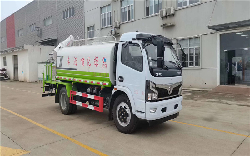 東風(fēng)D9國(guó)六綠化噴灑車(chē)射程遠(yuǎn)、霧粒細(xì)小、覆蓋面積大