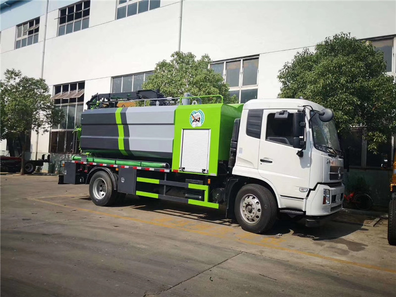 東風多利卡國六吸污凈化車通過水環(huán)真空泵將污物自吸入分離箱中
