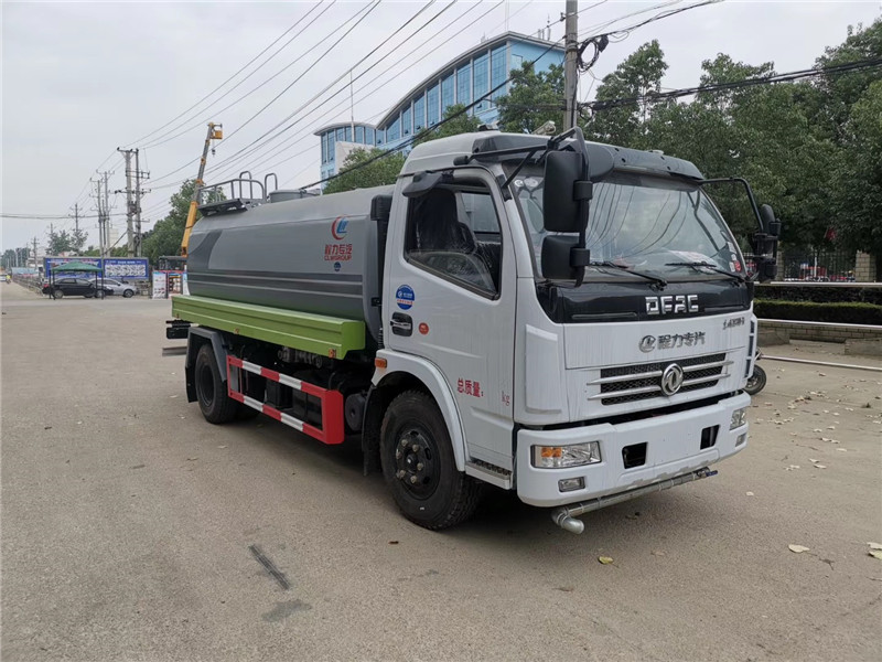 東風國六8噸灑水車采用優(yōu)質(zhì)水泵，合理設計水路管道