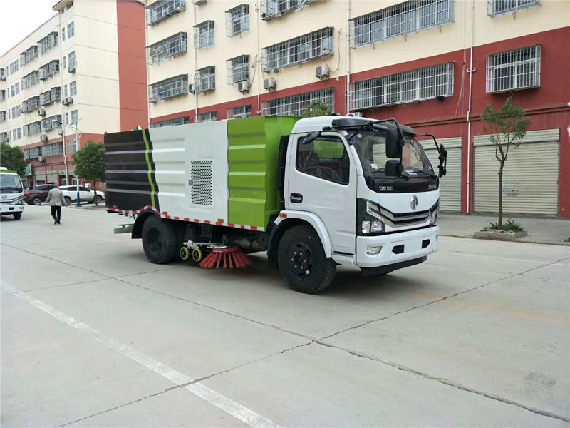 東風(fēng)天錦掃路車洗掃車能適應(yīng)不同道路表面的清掃要求，屬國內(nèi)首創(chuàng)