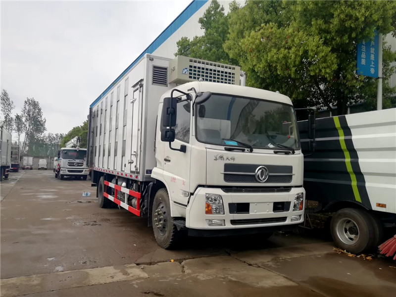 東風(fēng)天錦散裝飼料車采用電子油門操縱，操縱輕便，高可靠性、低排放