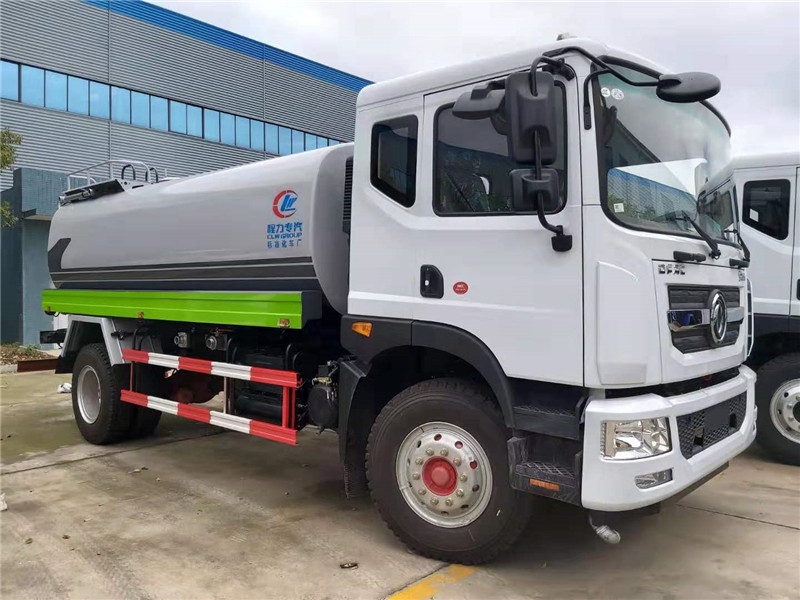 東風(fēng)多利卡噴灑車(chē)廣泛應(yīng)用于公路、運(yùn)動(dòng)場(chǎng)地的保濕、降溫