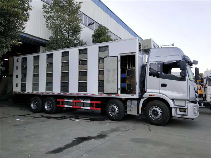 東風(fēng)天龍畜禽運輸車外形美觀、整體輕、強度高、無滲漏