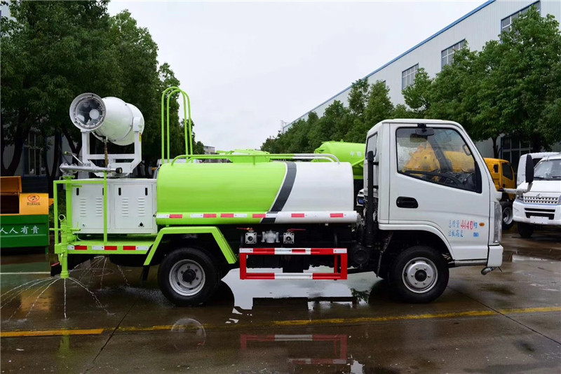 東風多利卡國六5噸灑水車進行液霧降塵、淡化空氣中的顆粒濃度