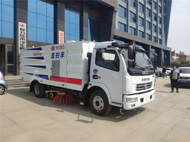 東風(fēng)D6小多利卡5方掃路車(chē)采用東風(fēng)D6小多利卡底盤(pán)