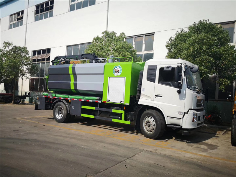 東風(fēng)多利卡D9吸污車水箱進(jìn)水口為球閥式消防栓方便開關(guān)，經(jīng)久耐用