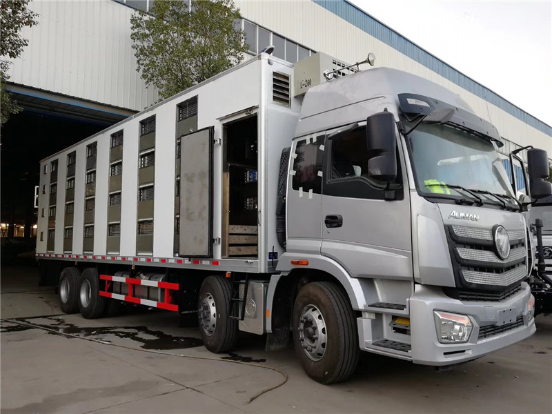 東風(fēng)天龍畜禽運(yùn)輸車(chē)采用東風(fēng)天龍D310高頂帶臥駕駛室