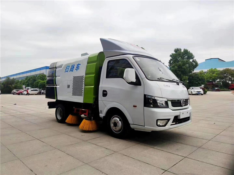 東風(fēng)多利卡國(guó)六吸塵車(chē)相當(dāng)于30余名清潔工人的勞動(dòng)效率