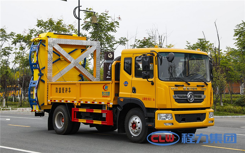 程力東風(fēng)多利卡防撞緩沖車(chē)可大限度降低施工對(duì)交通流量的影響