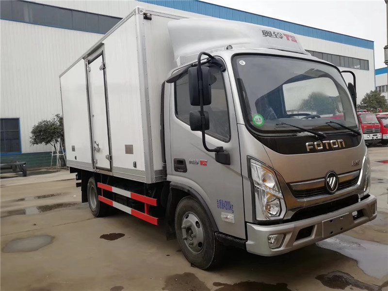 東風(fēng)多利卡冷藏車廂體采用真空吸附、液壓吸附一體成型生產(chǎn)線制造