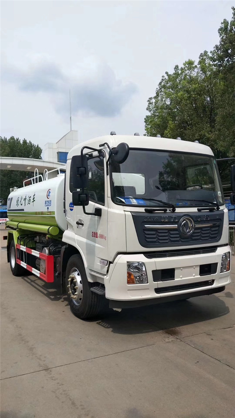 東風(fēng)多利卡噴灑車帶30米全自動霧炮噴藥機(jī)，主要用于綠化帶養(yǎng)護(hù)使用