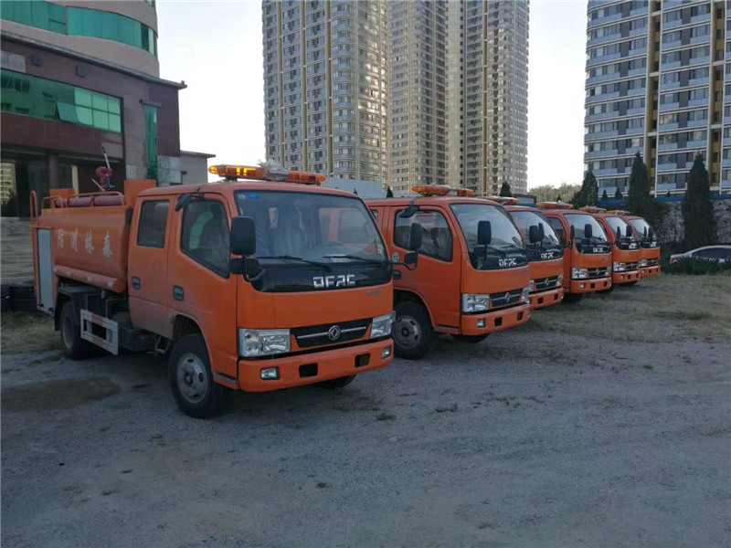  東風(fēng)5噸消防灑水車采用國標(biāo)Q235B型碳鋼板制造，適合撲救一般性火災(zāi)