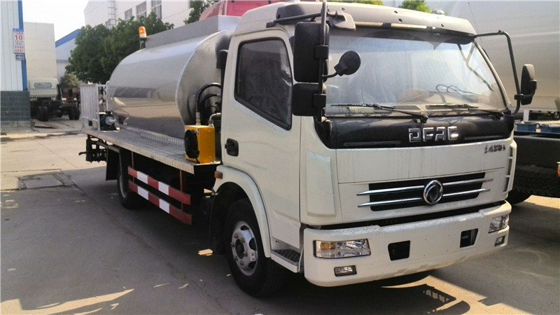 東風天錦路面清洗車養(yǎng)護車可實現(xiàn)雙重水流強化清洗，噴射流水穩(wěn)定