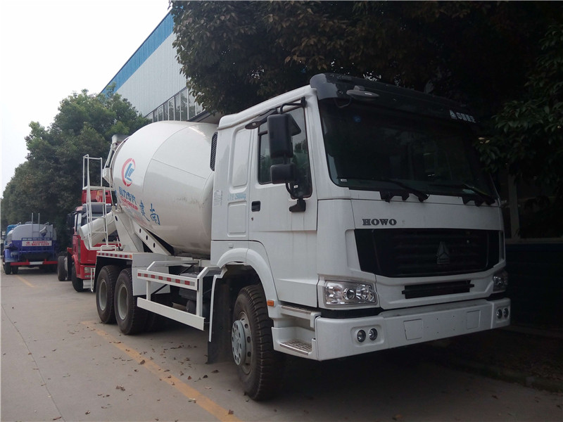 東風(fēng)福瑞卡攪拌車，各部件量正?？煽?，有效提高操作人員上下安全性