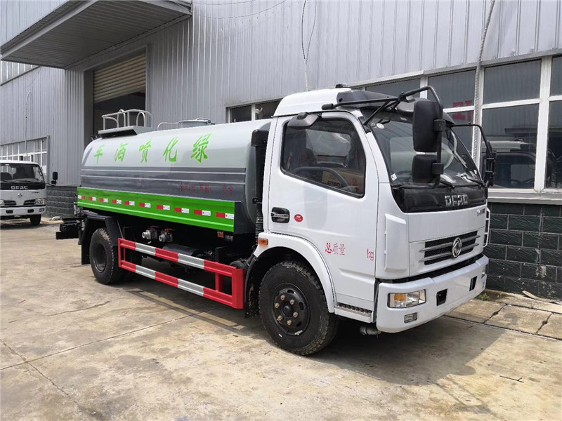 東風(fēng)D17后八輪噴灑車具有防波作用，以減低汽車行駛時(shí)罐體液體的沖擊