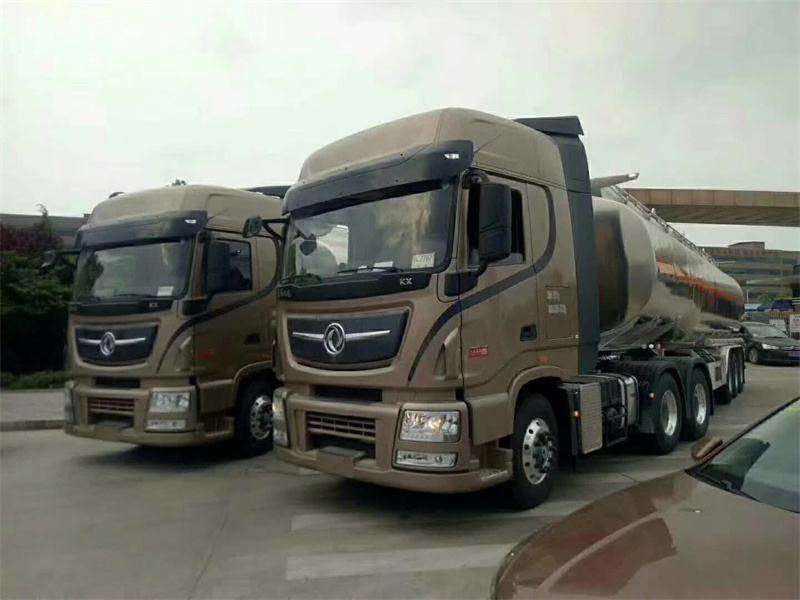 天龍牽引頭好評如潮，兩臺50立方天龍牽引頭鋁合金油罐車?yán)^續(xù)走起