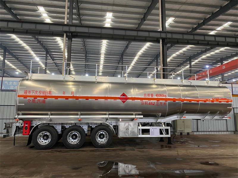 不銹鋼半掛油罐車細(xì)節(jié)配置展示圖，強(qiáng)硬的質(zhì)量體系保持茂名油罐車市場(chǎng)占有率