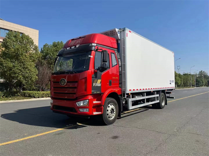解放J6L尊享版高頂雙臥6.8米冷藏車(chē)