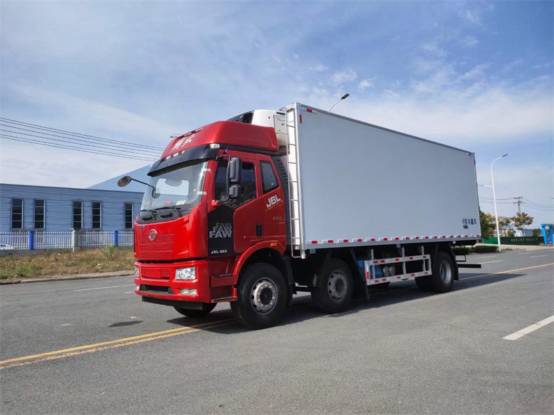 解放J6L小三軸7.7米冷藏車(chē)