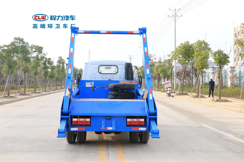 東風(fēng)小多利卡4方擺臂式垃圾車(chē)