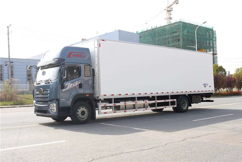 解放JK6高頂雙臥9.6米冷藏車(chē)