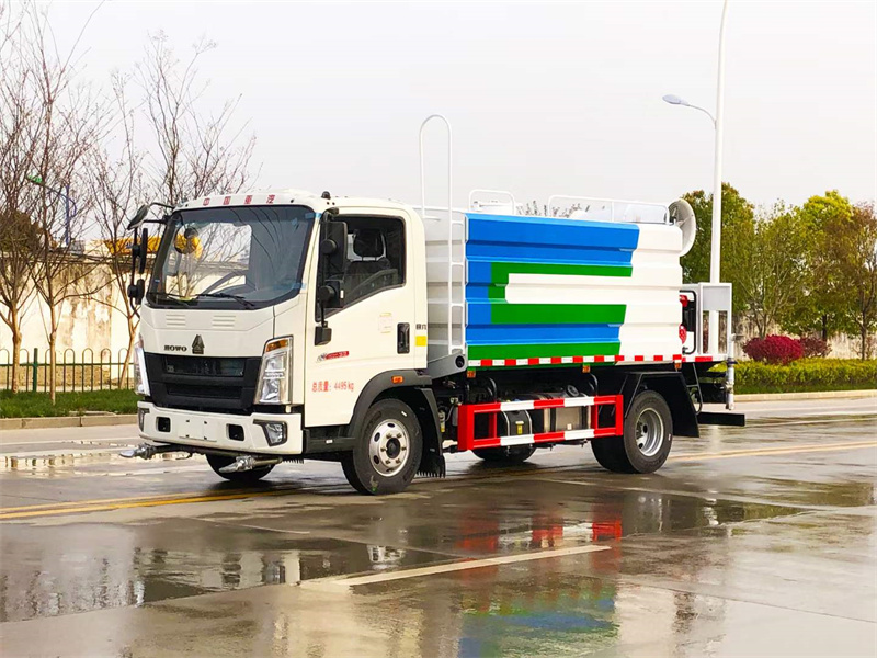 藍(lán)牌重汽豪沃輕卡多功能抑塵車(chē)