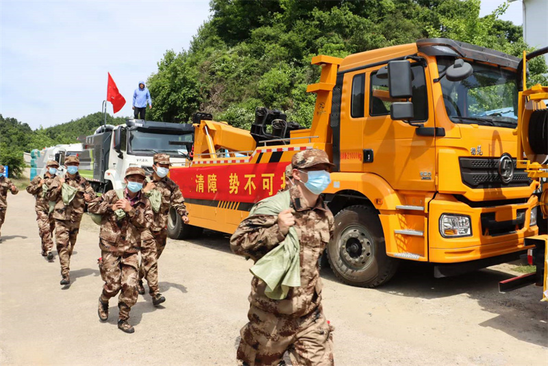 程力掃路車、抑塵車、清障車配合官兵開展防汛演習(xí) 提高應(yīng)急能力